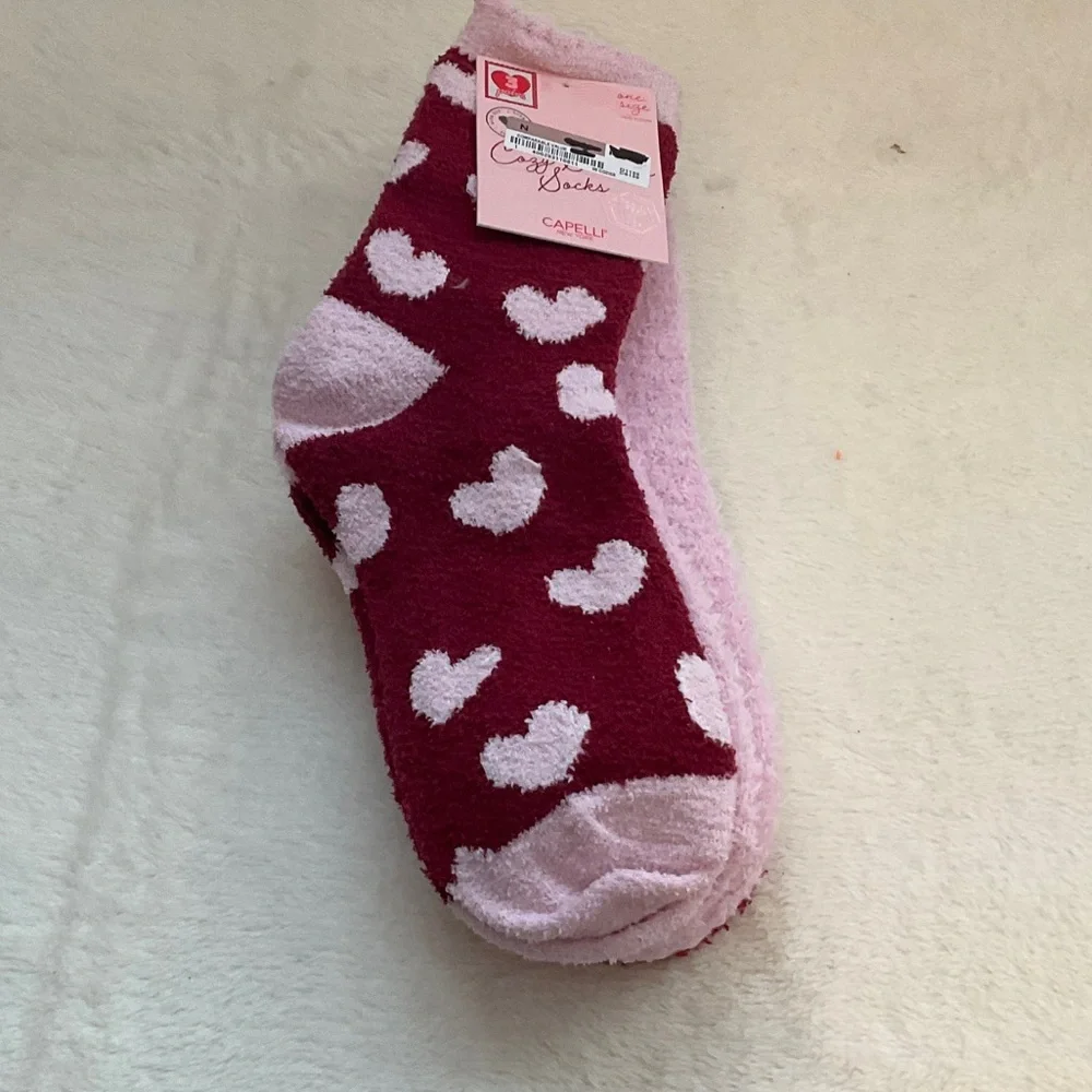 Capelli of New York Heart Pattern Fuzzy Socks - Red and Pink